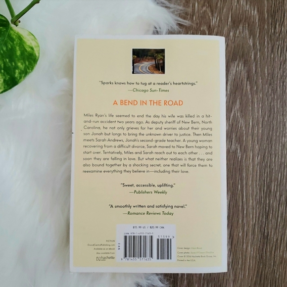 A Bend in the Road by Nicholas Sparks - Picture 2 of 3